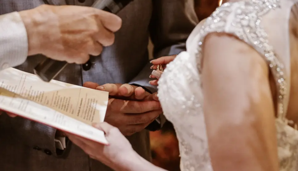 Como escrever votos de casamento